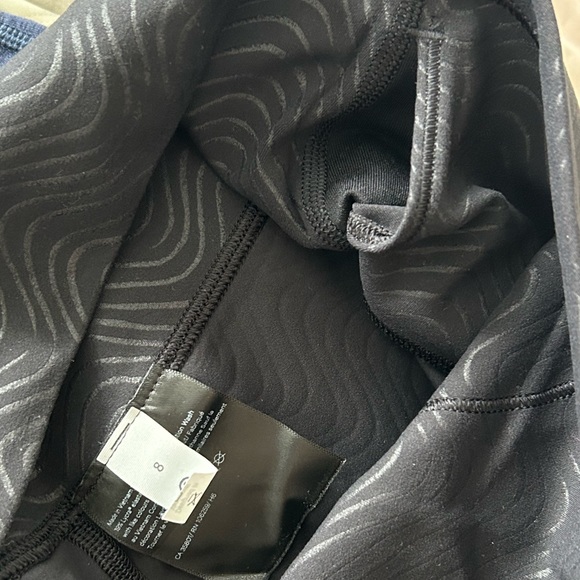 Lululemon black wave patters leggings size 8 - Picture 4 of 4